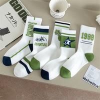 Chaussettes de sport en coton rayé d'automne pour les jeunes imprimés de logo numérique dessinés à la main sur le bas de la manchette