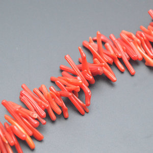 Perle di Corallo Rosso Tinto a Forma Irregolare Lunga e Sottile per Creazione di Gioielli, Collane e Bracciali - Product Image 1