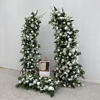 Arche florale artificielle colorée de style bohème pour la cérémonie de mariage, toile de fond pour événements en plein air sur pelouse