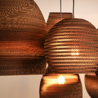 Globe populaire en carton ondulé brun fait à la main, lampe de lustre suspendue en bambou décoratif avec LED