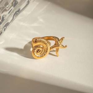 Anillo Abierto de Acero Inoxidable con Baño de Oro de 18k, Diseño de Estrella de Mar y Concha, Serie Verano Mar, Único, Venta al por Mayor - Product Image 3