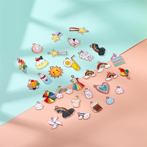 Pendentifs en métal pour bijoux, petits charms colorés style Instagram pour accessoires DIY, lettres joyeuses, smileys, arc-en-ciel, cœurs - Product Image 1