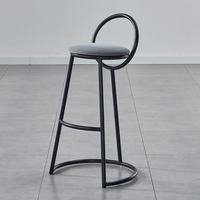 Chaise haute de bar au design moderne et luxueux avec cadre en bois et métal et dossier en cuir, durable pour la salle à manger ou le bar à domicile