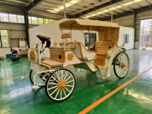 Carroza Eléctrica Blanca para Turismo, Suministro Directo de Fábrica China, Asiento Rojo, Patrones y Colores Personalizados, Certificación CE - Product Image 5