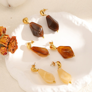 Boucles d'oreilles clous géométriques en résine, plaqué or 18 carats, acier inoxydable, élégantes, polyvalentes, inaltérables, bijoux de mode - Product Image 2