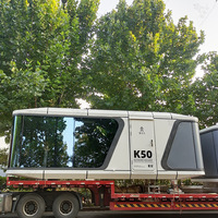 Cabine intégrée de type capsule spatiale moderne, style B&B, avec décoration raffinée et équipement électroménager, au bord du lac, style influenceur internet