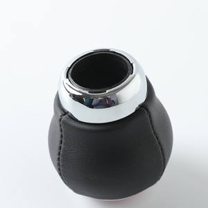 Pomo de Palanca de Cambios de Cuero Negro con Detalles Cromados para Subaru, Diseño Ergonómico - Product Image 2