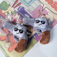 Porte-clés en peluche pistolet dessin animé mignon, doux et moelleux, en forme de pistolet, breloque de sac, visage de lunettes de soleil cool, pendentif créatif pour sac à dos, cadeau