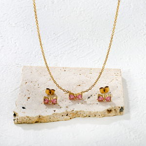 Conjunto de aretes y collar de acero inoxidable con lazo para mujer, joyería de fiesta con diamante blanco y piedra rosa. - Product Image 2