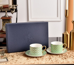 Juego de Dos Tazas y Plato de Porcelana Rusa con Diseño de Estrellas Coloridas, Ecológico, Moderno y de Lujo, con Caja de Regalo - Product Image 1