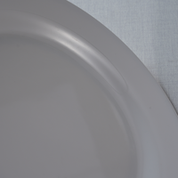 Elégante assiette rétro ronde en mélamine de 7 pouces du fabricant, résistante et lavable au lave-vaisselle pour le service alimentaire au restaurant