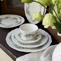 Service de vaisselle en céramique vert baroque européen à motif floral avec dentelle en relief, ensemble vintage de tasses et assiettes pour mariage