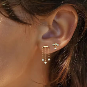 Boucles d'oreilles étoiles plaquées titane avec incrustation de cristaux pour piercing du cartilage de l'oreille, bijoux hypoallergéniques ASTM F136 - Product Image 2