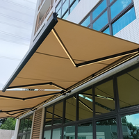 Auvent extérieur moderne motorisé électrique en tissu et aluminium de qualité commerciale pour porte d'entrée