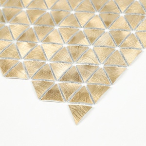 Carrelage mural triangulaire en mosaïque de mailles d'aluminium doré brillant effet gravité - Product Image 3