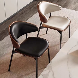 <span class=keywords><strong>Silla</strong></span> de Comedor Nórdica de Cuero Negro con <span class=keywords><strong>Patas</strong></span> de Metal de Alta Gama y Respaldo - Product Image 1