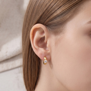 Boucles d'oreilles créoles dorées avec diamants carrés incrustés, design géométrique, bijoux d'anniversaire, boucles d'oreilles tendance pour femme - Product Image 1