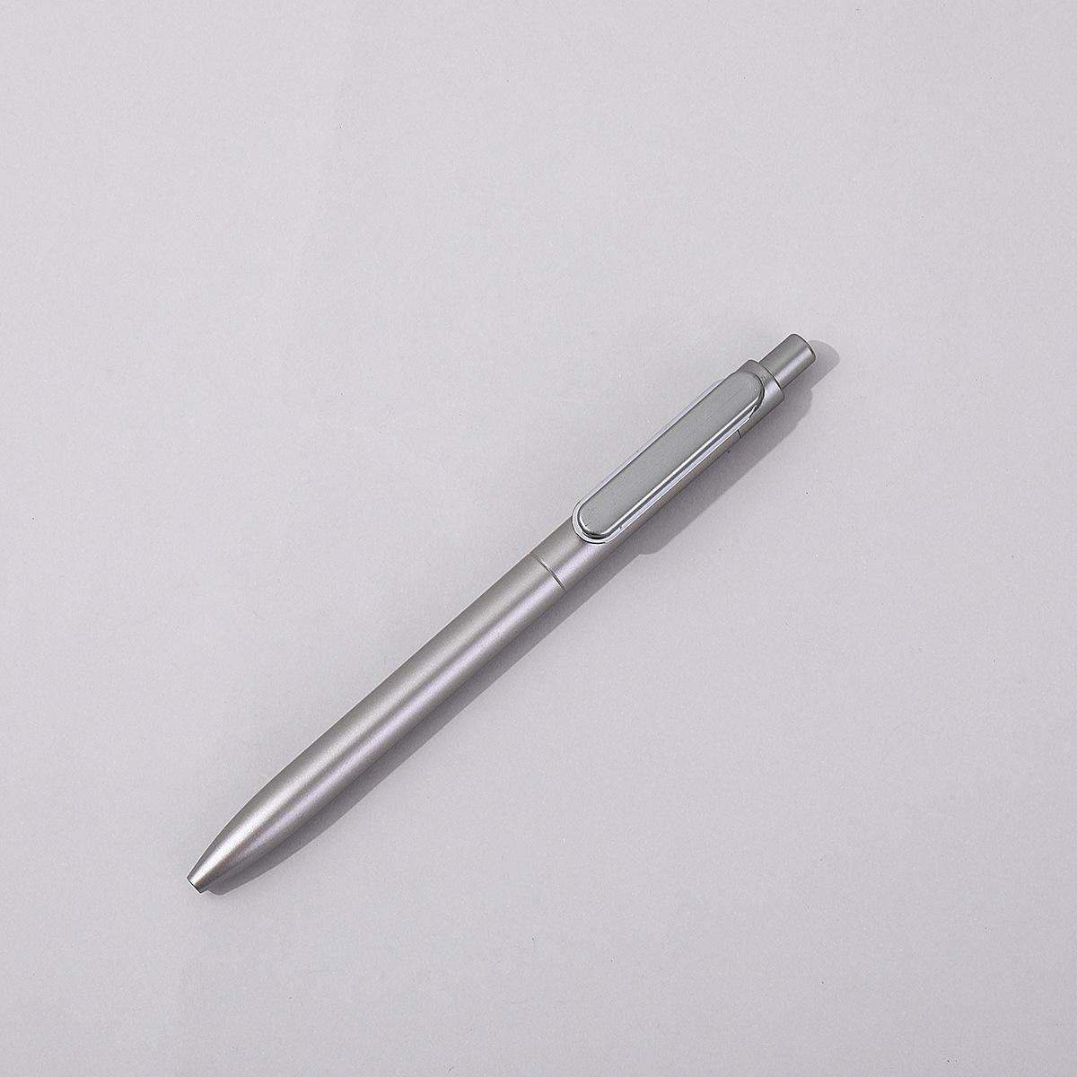 สีเทาเงิน