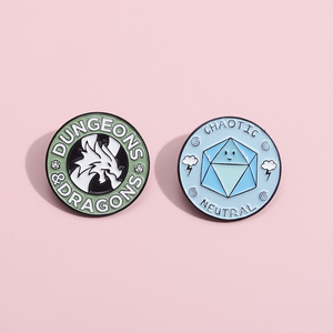 Spilla in Metallo Smaltato a Tema Anime e Giochi, Design Creativo Fiamma per Dadi, Badge Punk Drago, Gioielli Regalo per Amici e Innamorati, Confezionato Singolarmente - Product Image 1