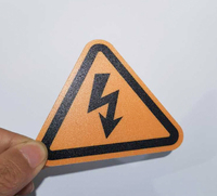 Étiquettes suspendues personnalisées de luxe pour vêtements de la marque ZHEHAN, en papier gaufré, avec logo personnalisé et design concave-convexe