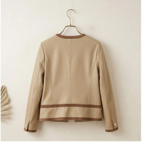 Manteau pour femme en peau d'agneau pleine fleur lisse, fini suède kaki clair, boutons nacrés, veste en cuir élégante
