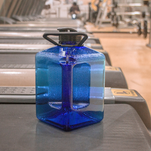 जिम शरीर सौष्ठव आधा गैलन 2.2l lids के साथ प्लास्टिक पानी के कटोरे, 2.2l प्रकार के बरतन प्लास्टिक की पानी की बोतल के साथ मोबाइल फोन धारक - Product Image 2