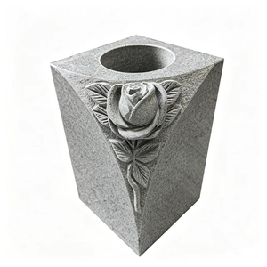 Vase commémoratif <span class=keywords><strong>en</strong></span> <span class=keywords><strong>granit</strong></span> gris de style europé<span class=keywords><strong>en</strong></span> traditionnel - <span class=keywords><strong>Pot</strong></span> de fleurs extérieur personnalisable <span class=keywords><strong>en</strong></span> pierre naturelle <span class=keywords><strong>pour</strong></span> tombes de <span class=keywords><strong>cimetière</strong></span> - Product Image 1