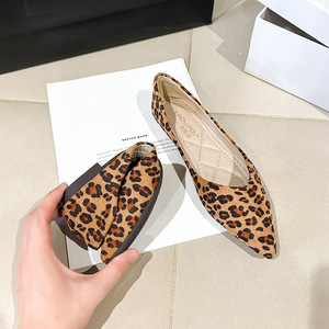<span class=keywords><strong>Scarpe</strong></span> basse a punta con tacco piatto di primavera nuove <span class=keywords><strong>scarpe</strong></span> basse alla moda coreane leopardo <span class=keywords><strong>taglia</strong></span> grande <span class=keywords><strong>42</strong></span> a bocca bassa grandi <span class=keywords><strong>scarpe</strong></span> singole <span class=keywords><strong>scarpe</strong></span> da <span class=keywords><strong>donna</strong></span> - Product Image 3