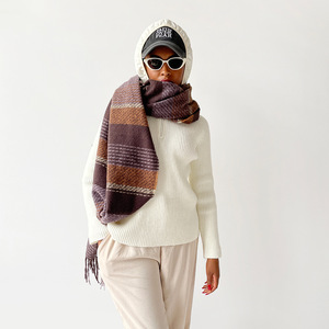 Chal de hilo bucle estilo británico al por mayor, bufanda premium a rayas color café, acogedora para el invierno, para mujer - Product Image 4