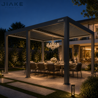 Pergola à lames orientables en aluminium Jiake avec éclairage extérieur par lustre en cristal et variateur pour un espace de repas élégant en soirée dans le jardin