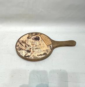 Assiette décorative Heritage Script avec impressions vintage superposées, surface recouverte d'impressions vintage, évoquant des journaux anciens, collection de designers avec écritures manuscrites. - Product Image 5