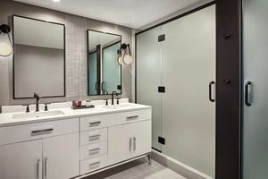 ชุดเฟอร์นิเจอร์ห้องน้ำโรงแรมหรูทันสมัย SHIYI ตู้ล้างหน้าแบบคู่ไม้สั่งทำพิเศษ สำหรับโครงการเฟอร์นิเจอร์ห้องพักโรงแรมระดับ 5 ดาว - Product Image 2