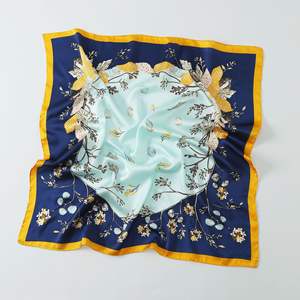 Écharpe florale verte de luxe en soie de mûrier 70x70cm Impression de qualité supérieure avec motif papillon pour un look élégant <span class=keywords><strong>et</strong></span> sophistiqué - Product Image 4