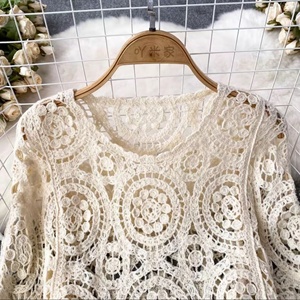 Handgefertigte Häkelbluse mit Lochmuster - Nachhaltiges Sommer-Oberteil - Boutique Großhandel Bekleidung - Product Image 4