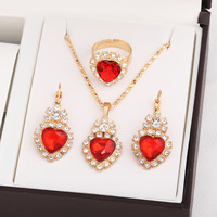 Ensemble de bijoux de mariée en trois pièces en alliage européen et américain serti de diamants, avec pendentif, boucles d'oreilles et bague