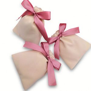 Petite pochette à bijoux en velours avec nœud en ruban blanc et rose, adorable sac cadeau de mariage recyclable pour cosmétiques avec cordon de serrage - Product Image 2