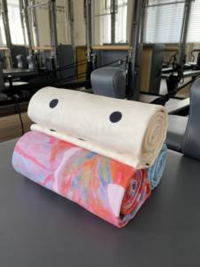 حصيرة يوغا مانعة للإنزلاق منشفة مطبوعة بتصميم لليوجا الساخنة - Product Image 2