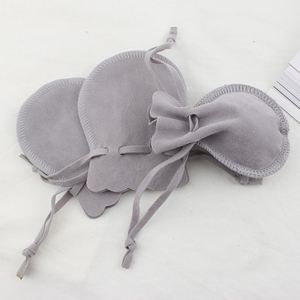 Petites pochettes en velours rose, violet et gris avec cordon de serrage pour bijoux et accessoires - Product Image 4