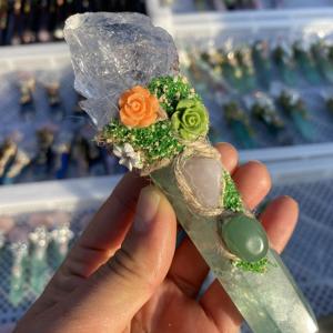 Fait à la main naturel vert Fluorite <span class=keywords><strong>cristal</strong></span> Point baguette rugueux clair Quartz <span class=keywords><strong>cristal</strong></span> <span class=keywords><strong>roche</strong></span> magique sorcière baguette ornement pour la décoration intérieure - Product Image 3