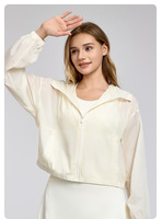 Veste de sport zippée RUIQUWIN OEM personnalisée pour femme, extensible dans quatre directions, sans coutures, légère, écologique, séchage rapide, respirante, à capuche, protection solaire