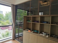 Armoire de chambre composite avec incrustation métallique ivoire, fond en marbre, comptoir intégré et miroir