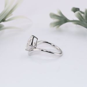 Anillo de compromiso de diamante cultivado en laboratorio con corte princesa, diseño de cometa, banda curva en V, anillo solitario de oro blanco para mujer - Product Image 2