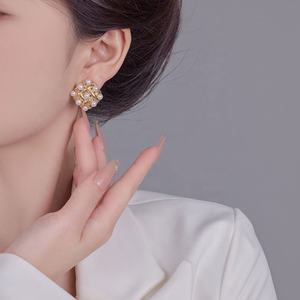 Pendientes de Perlas de Estilo Retro Francés para Mujer, Elegantes, Nuevo Diseño Explosivo con Temperamento Clásico, Estilo Pequeño y Fragante - Product Image 5