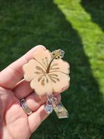Badge rétractable personnalisé à motif fleur d'hibiscus, paillettes holographiques, gemme assortie. Fleur d'Hawaï.