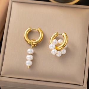 Boucles d'oreilles créoles minimalistes en acier inoxydable plaqué or 18 carats avec perles baroques pendantes - Product Image 4