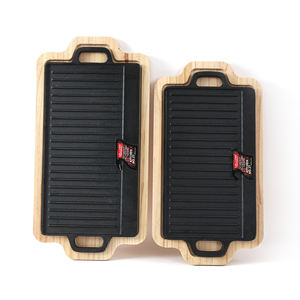 Padella Grill Quadrata <span class=keywords><strong>in</strong></span> <span class=keywords><strong>Ghisa</strong></span> Chef Collection con Base <span class=keywords><strong>in</strong></span> Legno Nera 45cm/50cm, Piastra Calda <span class=keywords><strong>per</strong></span> BBQ, Utensile da Cucina <span class=keywords><strong>per</strong></span> Fornelli <span class=keywords><strong>a</strong></span> Gas e <span class=keywords><strong>a</strong></span> Induzione - Product Image 2