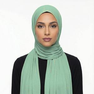 Hijab en jersey liquide uni, léger et fluide, pour femmes musulmanes, idéal pour les voyages, l'école et les occasions. - Product Image 1