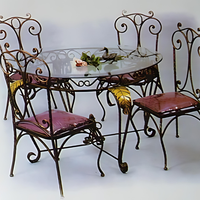 Table et chaises d'extérieur en métal antique contemporaines avec élégantes banquettes de patio pour l'utilisation dans la cour
