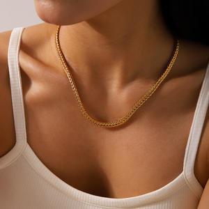 Collar de Cadena de Eslabones Punky de Acero Inoxidable con Baño de Oro de 18K de 5MM para Mujer - Product Image 3