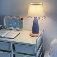 Lampe de table en résine style pastel avec abat-jour en tissu, design moderne et féminin, décoration de chevet, lumière d'ambiance